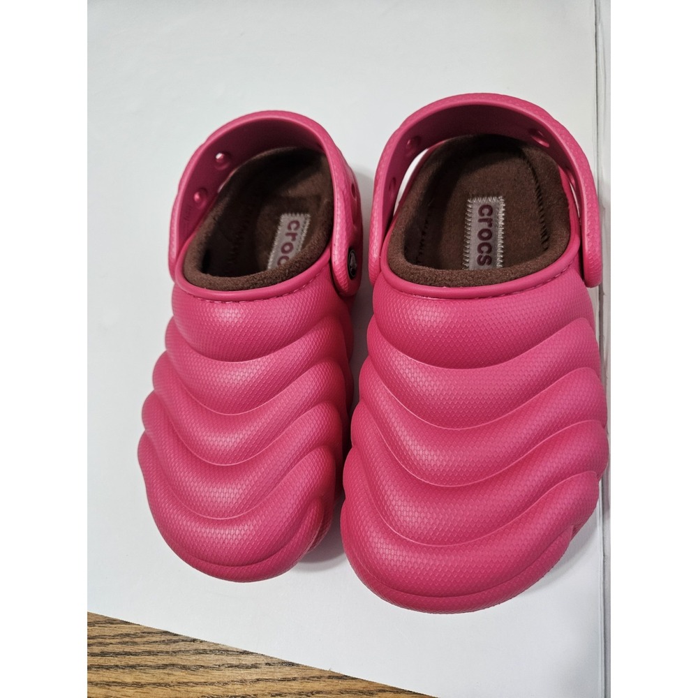 Crocs Classic Fleeced Lined Overpuff Clogs in the "Dragon Fruit" Womens Size 5 - Picture 2 of 5